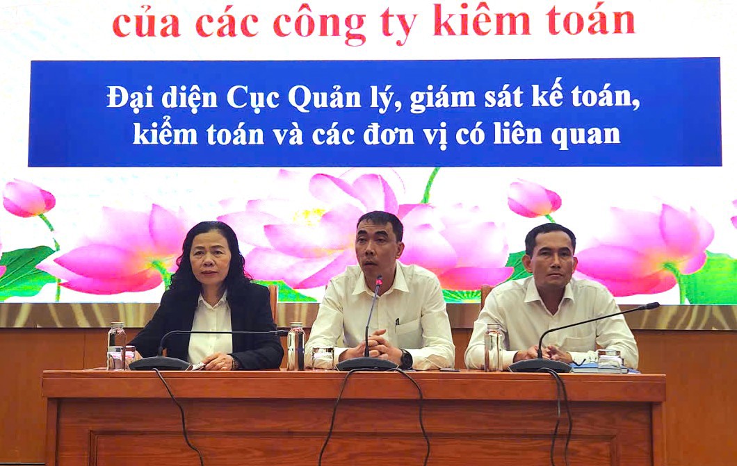Đại diện Cục Quản l&yacute;, gi&aacute;m s&aacute;t kế to&aacute;n, kiểm to&aacute;n v&agrave;&nbsp;Hội Kiểm to&aacute;n vi&ecirc;n h&agrave;nh nghề Việt Nam giải đ&aacute;p thắc mắc của c&aacute;c doanh nghiệp.